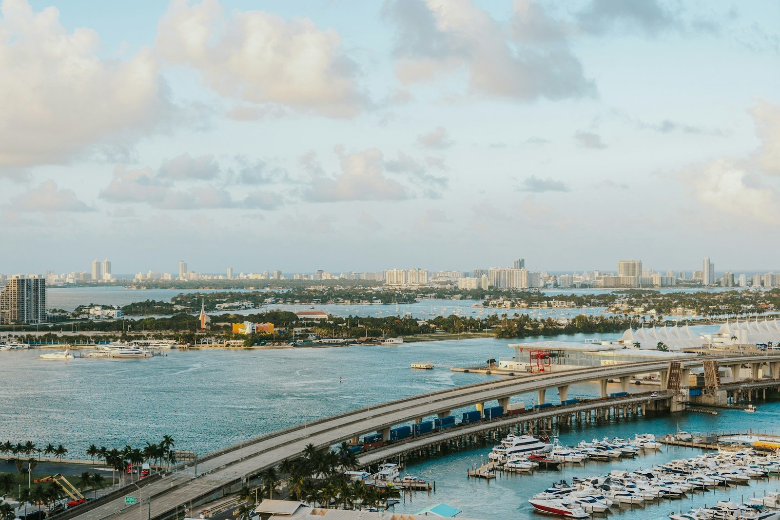 Bahía de Biscayne y la calzada MacArthur en Miami